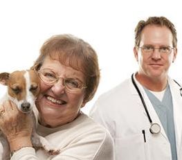 Clínica Veterinaria Nuestra Señora de Begoña veterinario y anciana con un canino